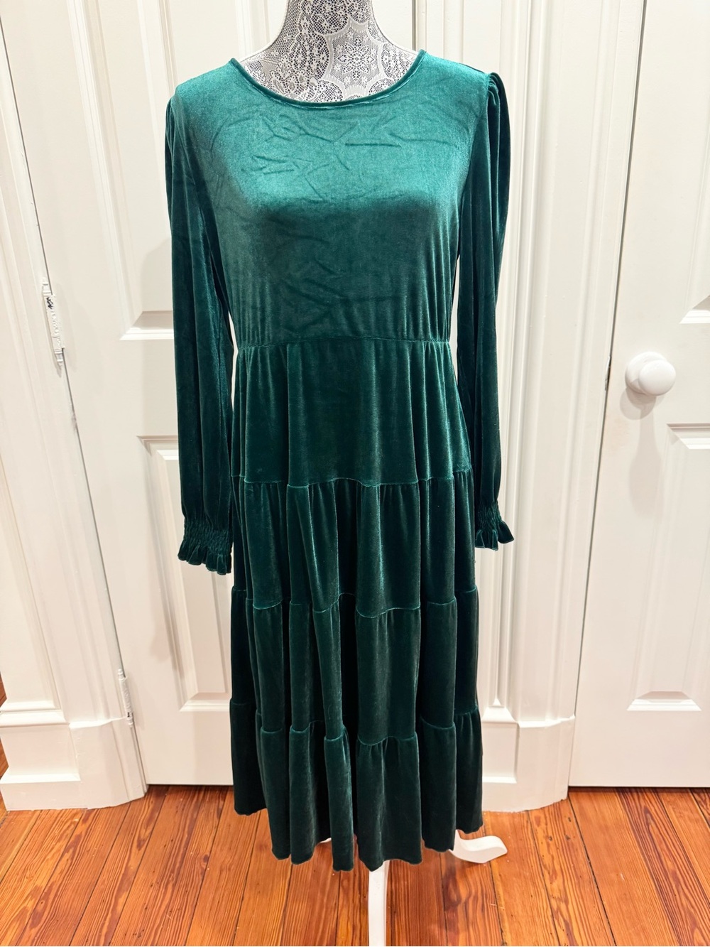 Tiered Velvet Long-Sleeve Dress in Deep Green
Sz. XL Holiday Christmas Festive 🎄